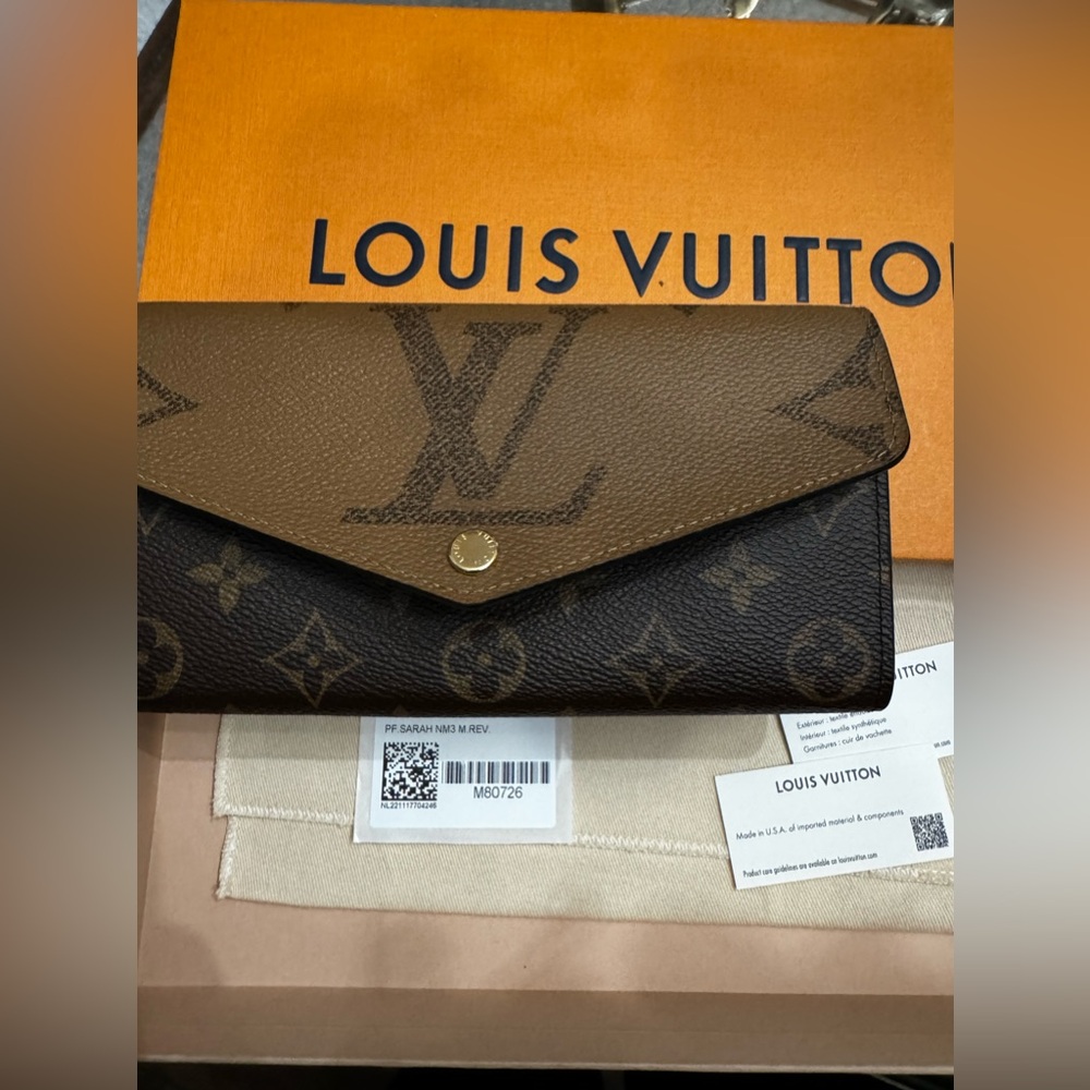 Authentic Louis Vuitton Sarah Wallet.